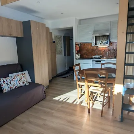 Cosy Mezzanine Apartment *
